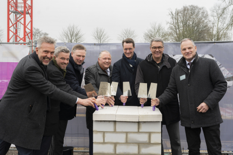 Grundsteinlegung für das SKOffice auf der Stadtkrone Ost Grundsteinlegung: (v.l.n.r.): Franz-Josef Peveling (CEO Harpen Unternehmensgruppe), Thorsten Schenk (Goldbeck, Niederlassungsleiter Dortmund), Ekkehard Voss (Geschäftsführer Tchoban Voss Architekten), Josef Hovenjürgen (Parl. Staatssekretär MdL), Hendrik Wüst (Ministerpräsident NRW, MdL), Thomas Westphal (Oberbürgermeister Dortmund), Dr. Werner Ponikwar (CEO thyssenkrupp nucera)