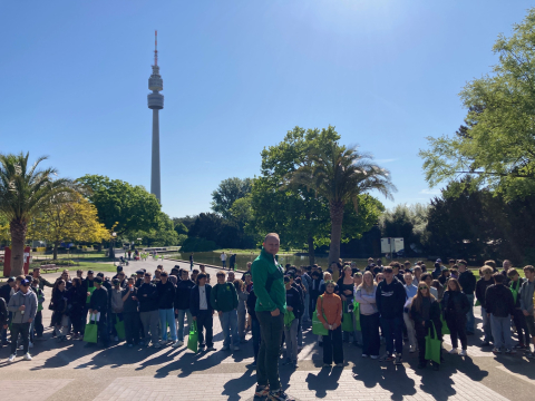 Gruppenbild Ein Gruppenbild mit Jan Niklas Flintrop und den Schüler*innen der neun Haupt- und Gesamtschulen