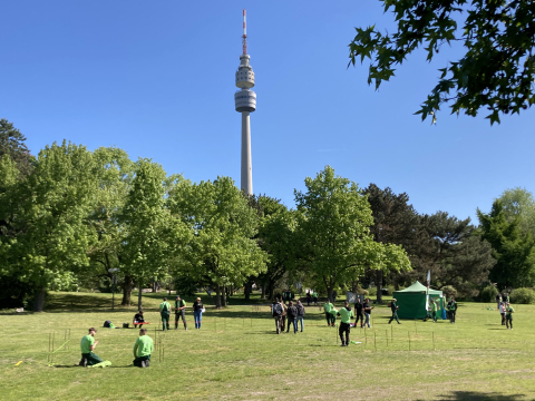Station Vermessung Die Auszubildenden müssen bei der Vermessungsaufgabe ein Areal nach Maßvorgaben abstecken.