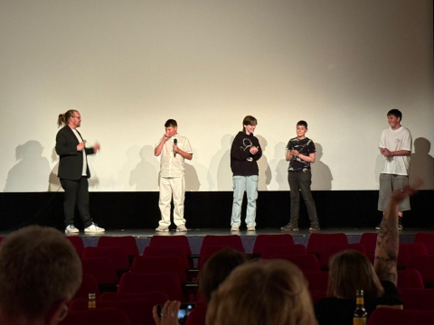 Schüler auf der Bühne Schüler auf der Bühne