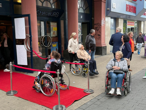 Die Bewohner*innen auf dem roten Teppich:-) Die Bewohner*innen auf dem roten Teppich:-)