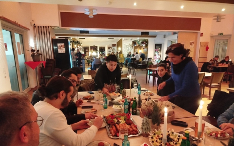 Geselliges Miteinander mit Teilnehmer:innen und dem Dozenten