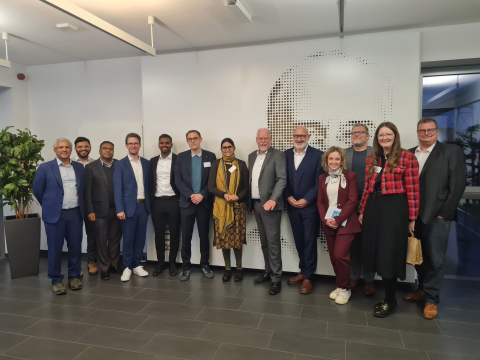 Gruppenfoto mit der indischen Generalkonsulin Shuchita Kishore bei Albonair.